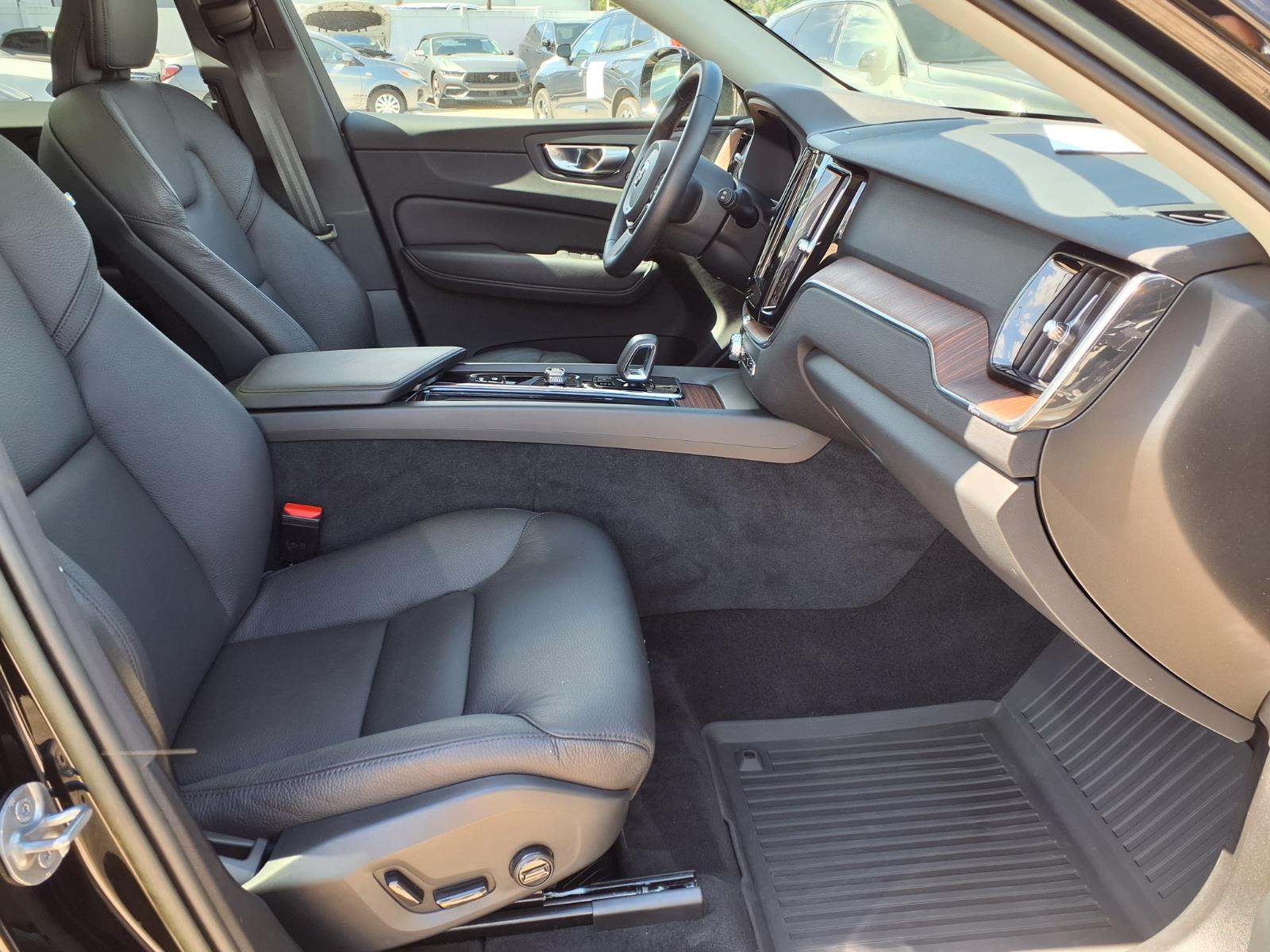 2023 Volvo XC60 Plus - Photo 11