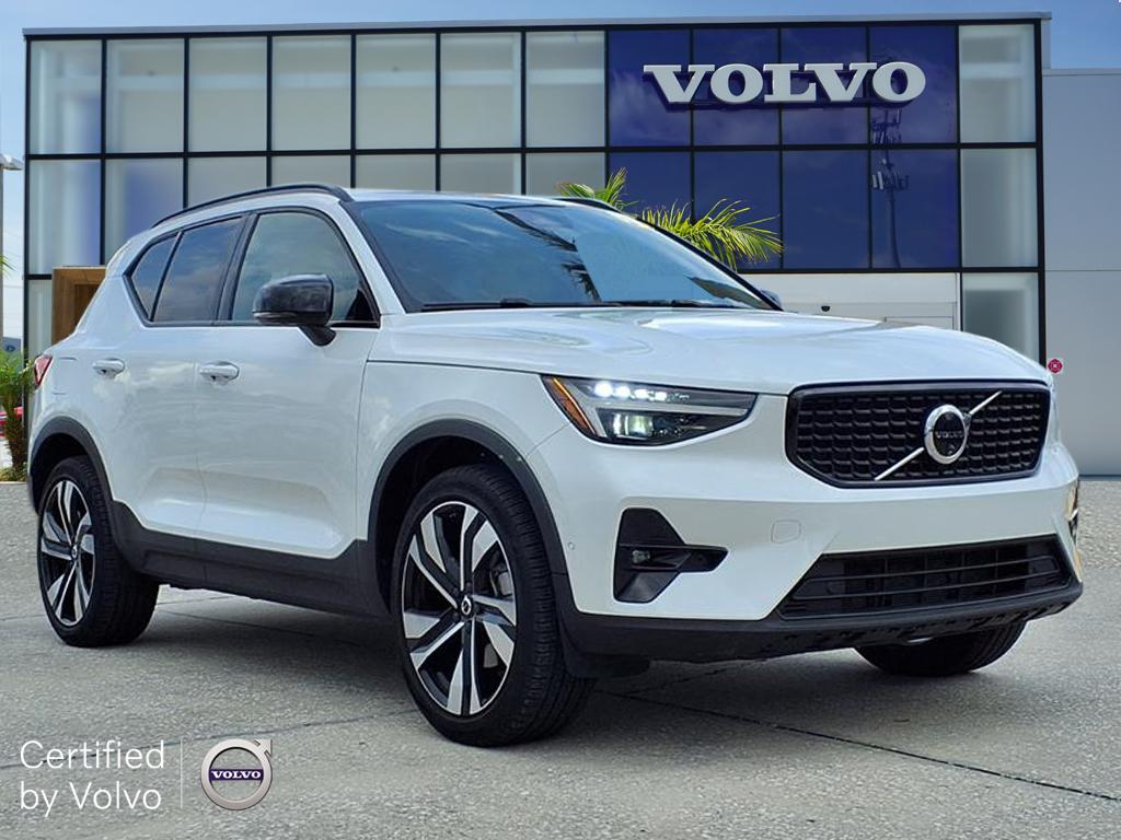 2024 Volvo XC40 B5 Plus Dark Theme