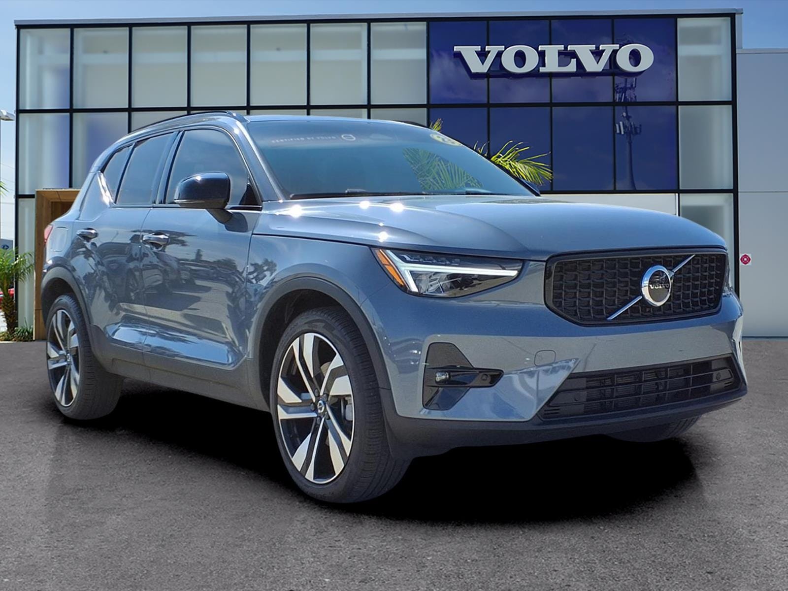 2023 Volvo XC40 B5 Plus Dark Theme AWD