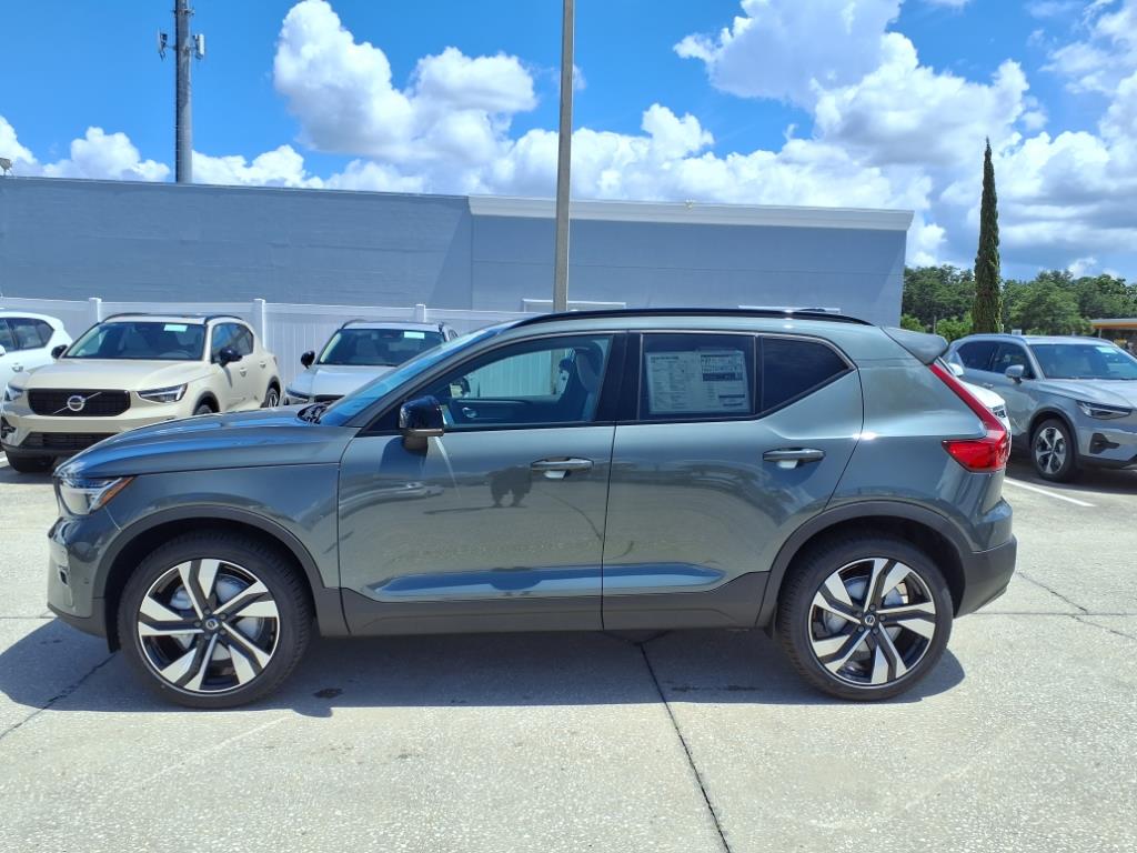 2026 Volvo XC40 Plus photo 4