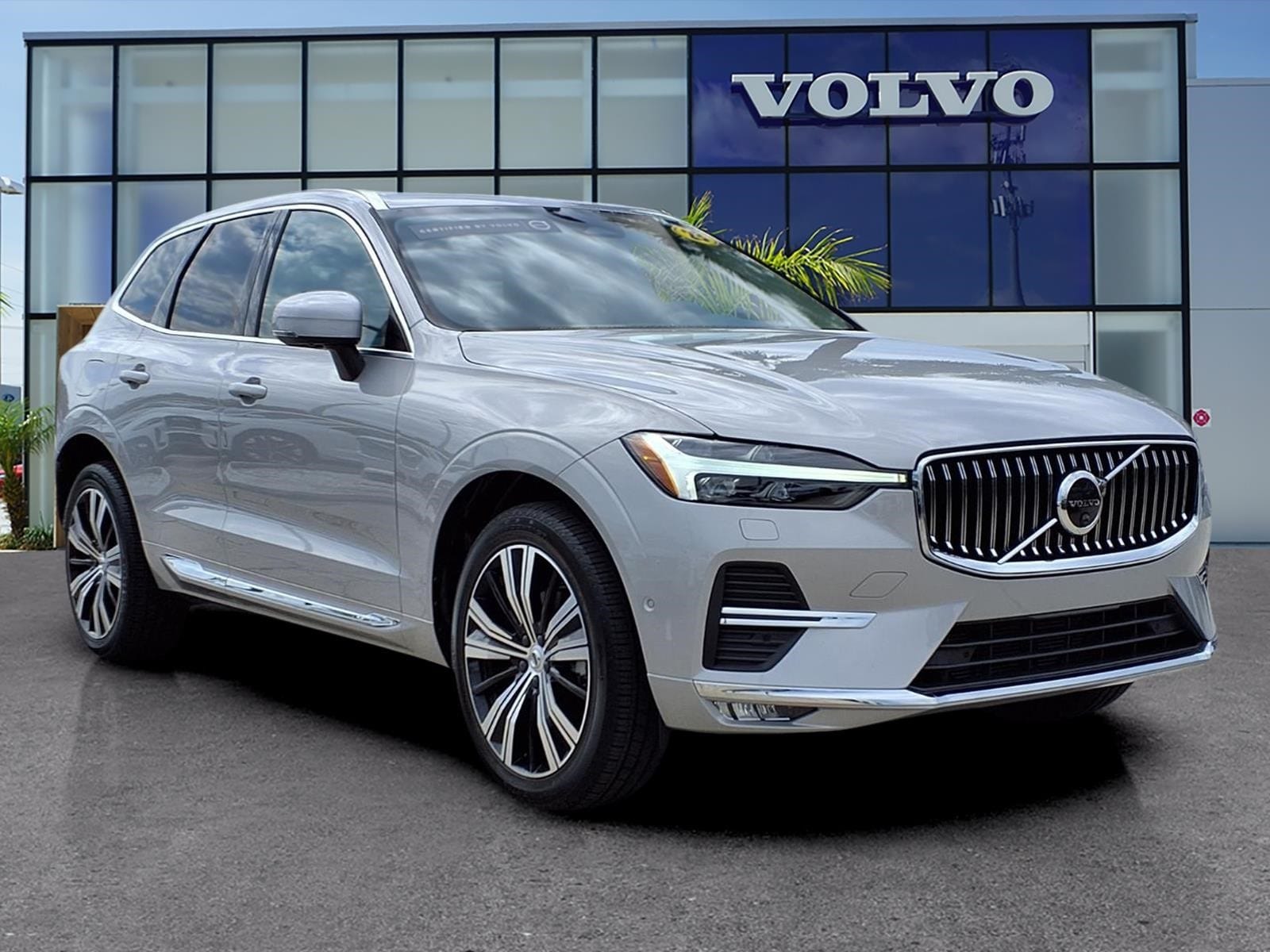 2023 Volvo XC60 B5 Plus Bright Theme AWD's photo