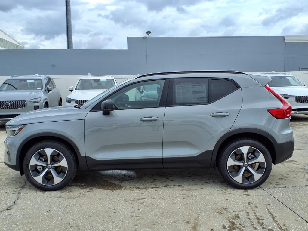 2026 Volvo XC40 Plus photo 3
