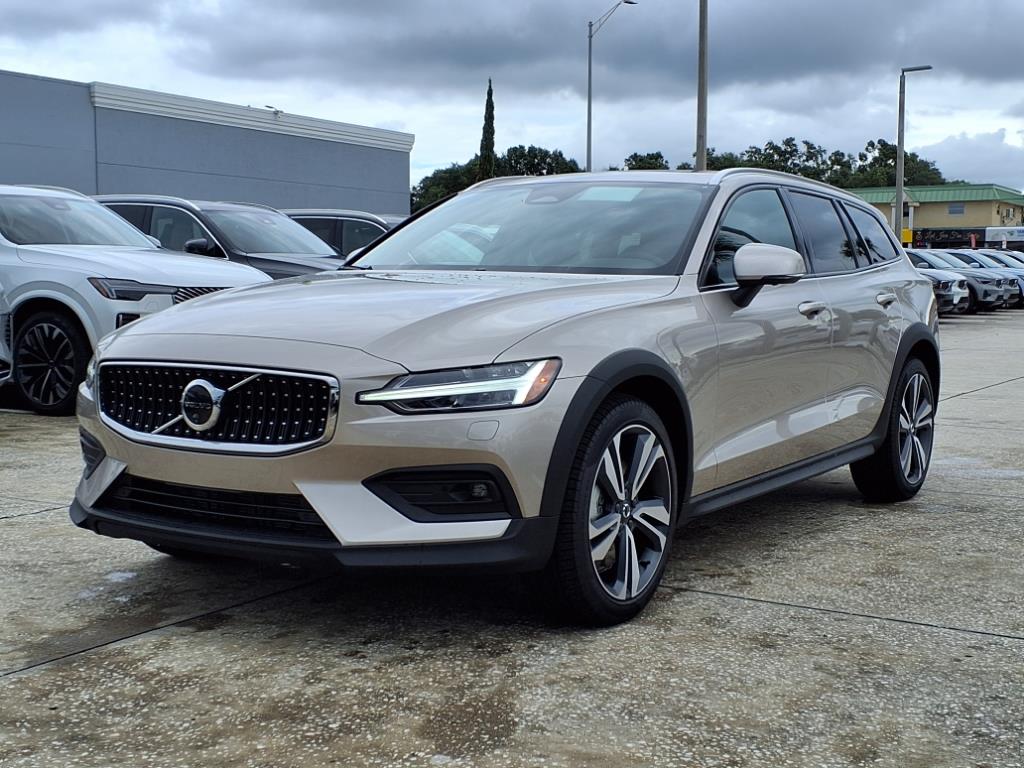2026 Volvo V60 Cross Country B5 Plus photo 3