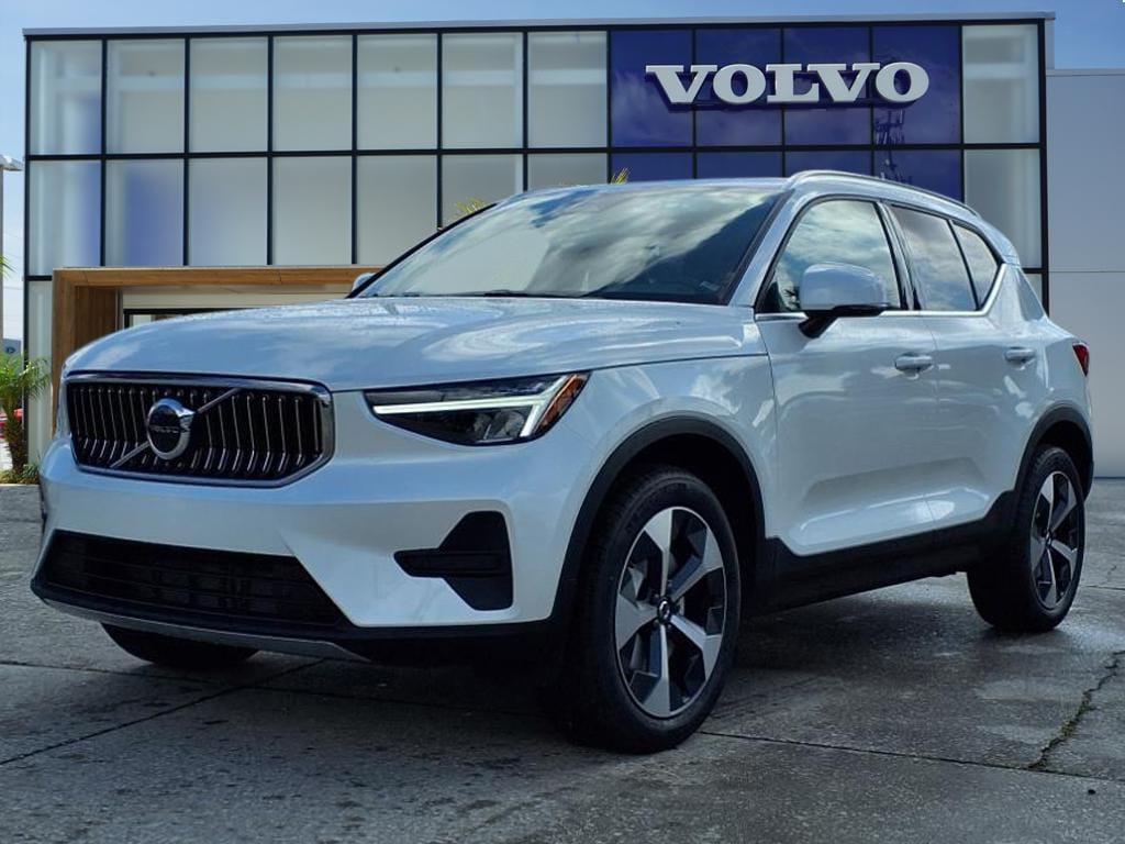 2025 Volvo XC40 Core's photo