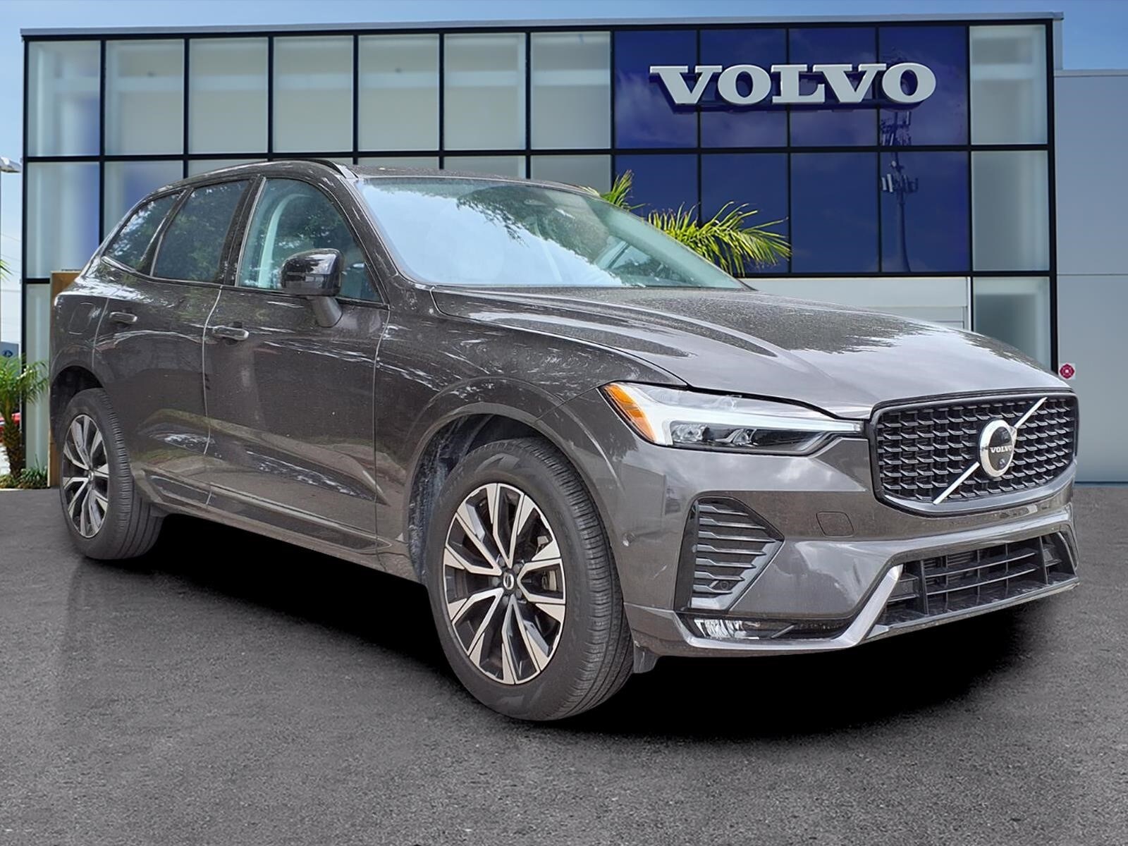 Platinum Gray Metallic 2023 Volvo XC60 B5 Plus Dark Theme FWD SUV / Crossover Front-Wheel Drive 8-Speed Automatic