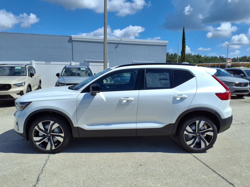 2026 Volvo XC40 Plus photo 4