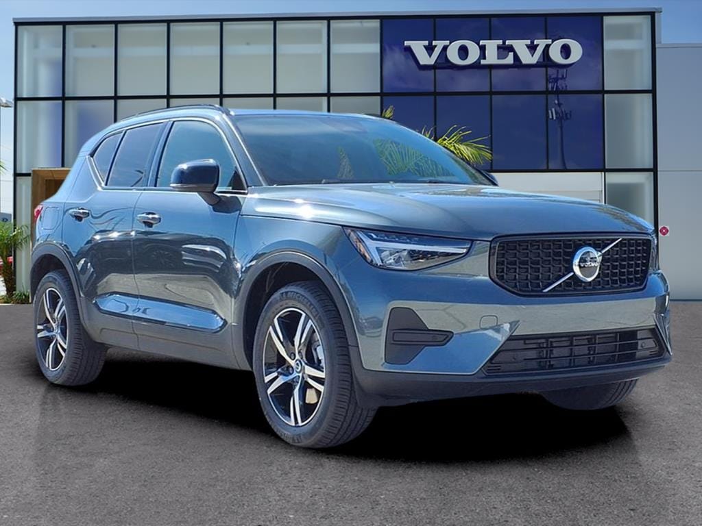 2026 Volvo XC40 Core's photo