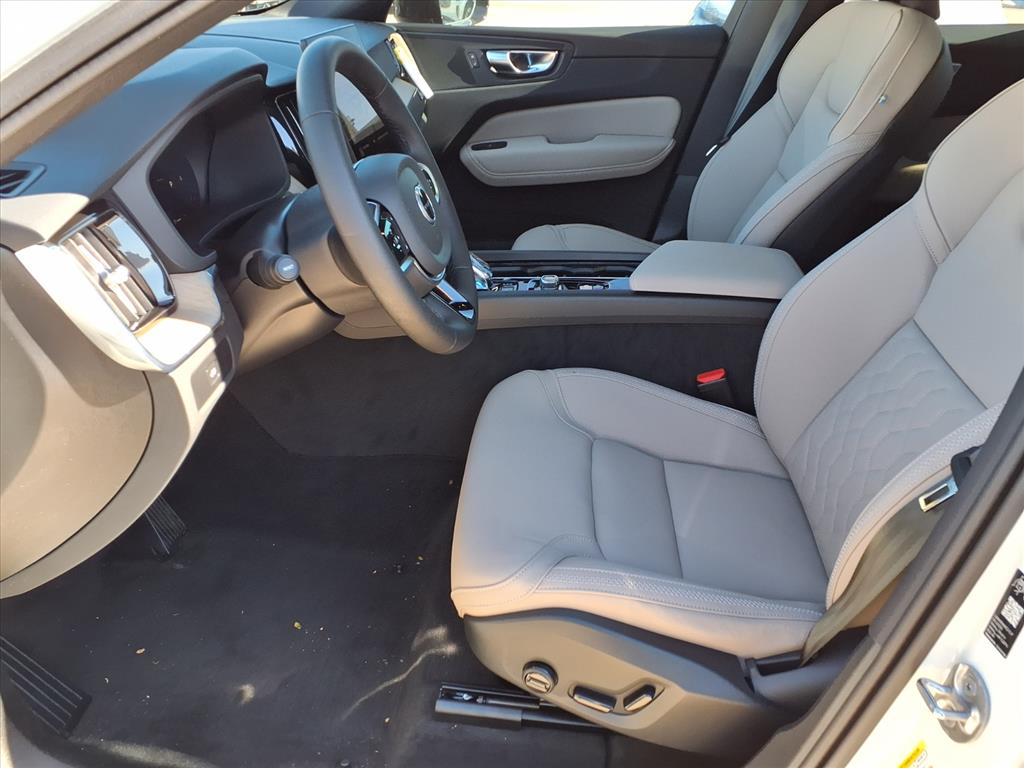 2026 Volvo XC60 Plus - Photo 13