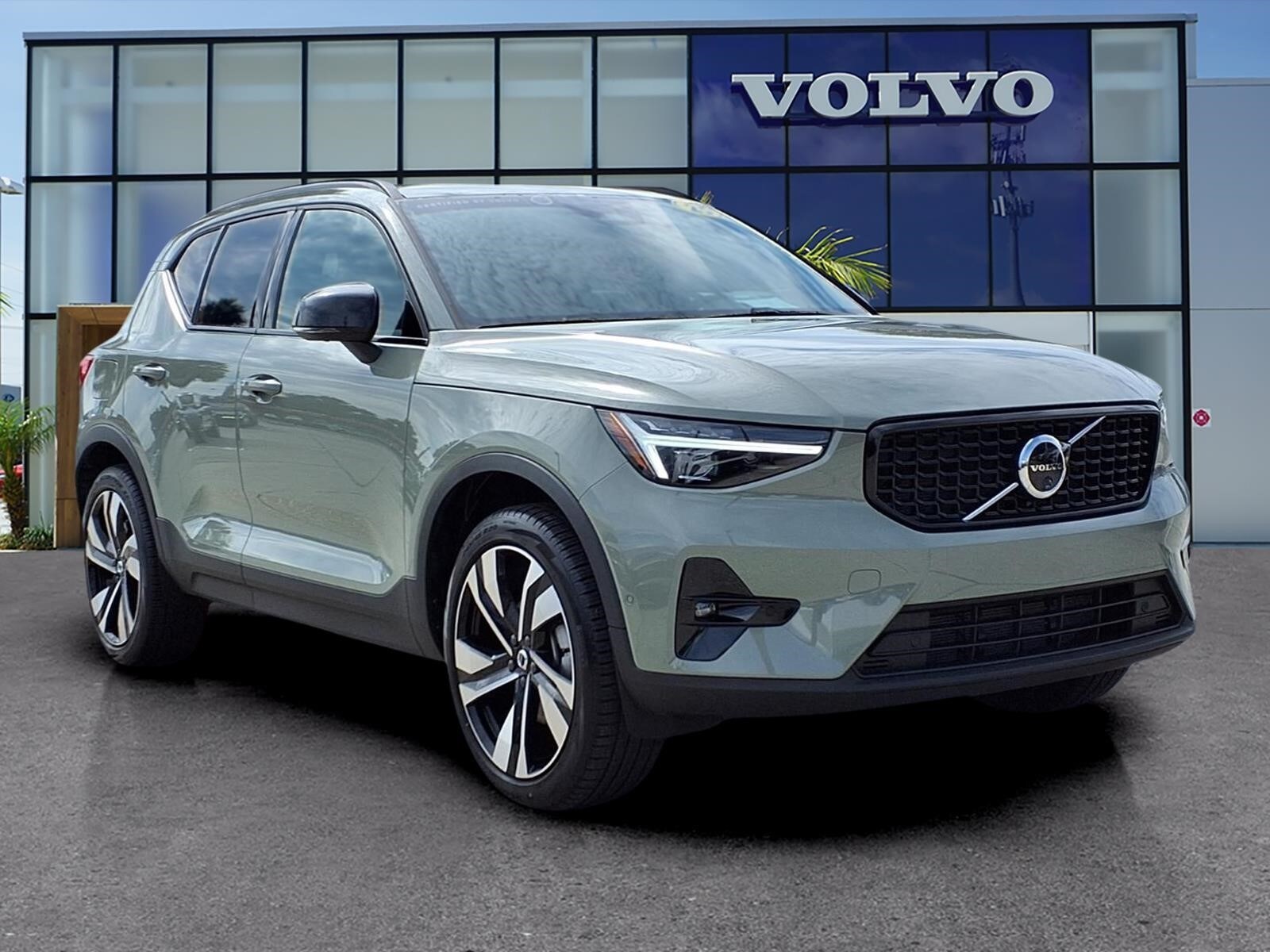2025 Volvo XC40 B5 Ultra Dark Theme AWD