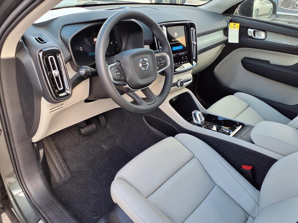 2026 Volvo XC40 Plus - Photo 12