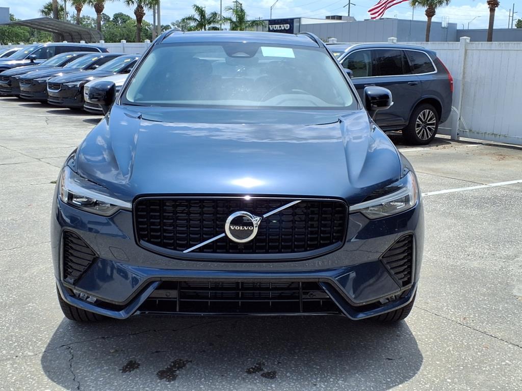2025 Volvo XC60 B5 Core photo 2