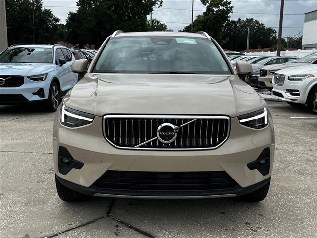 2025 Volvo XC40 photo 2