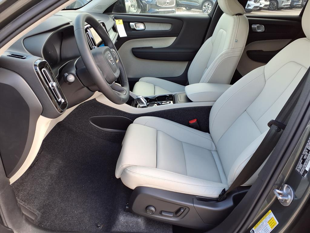 2026 Volvo XC40 Plus - Photo 13