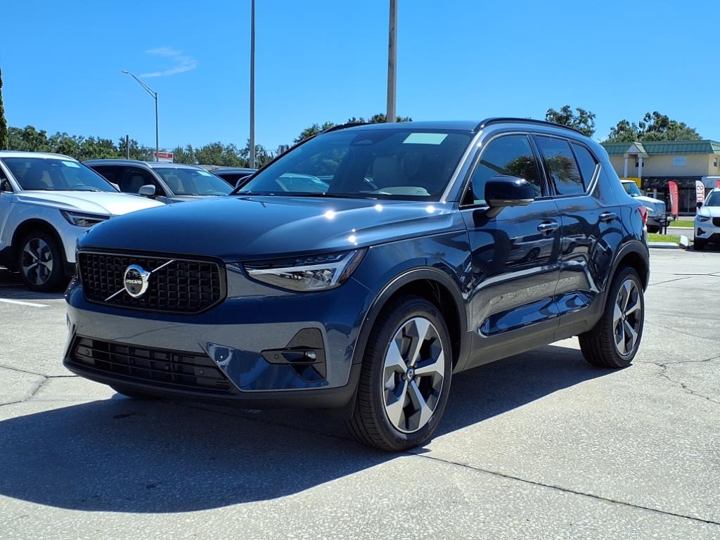 2026 Volvo XC40 Plus photo 2