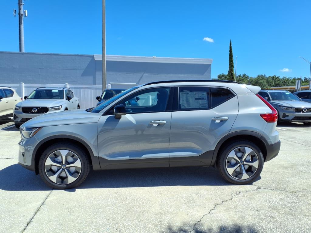 2026 Volvo XC40 Plus photo 3