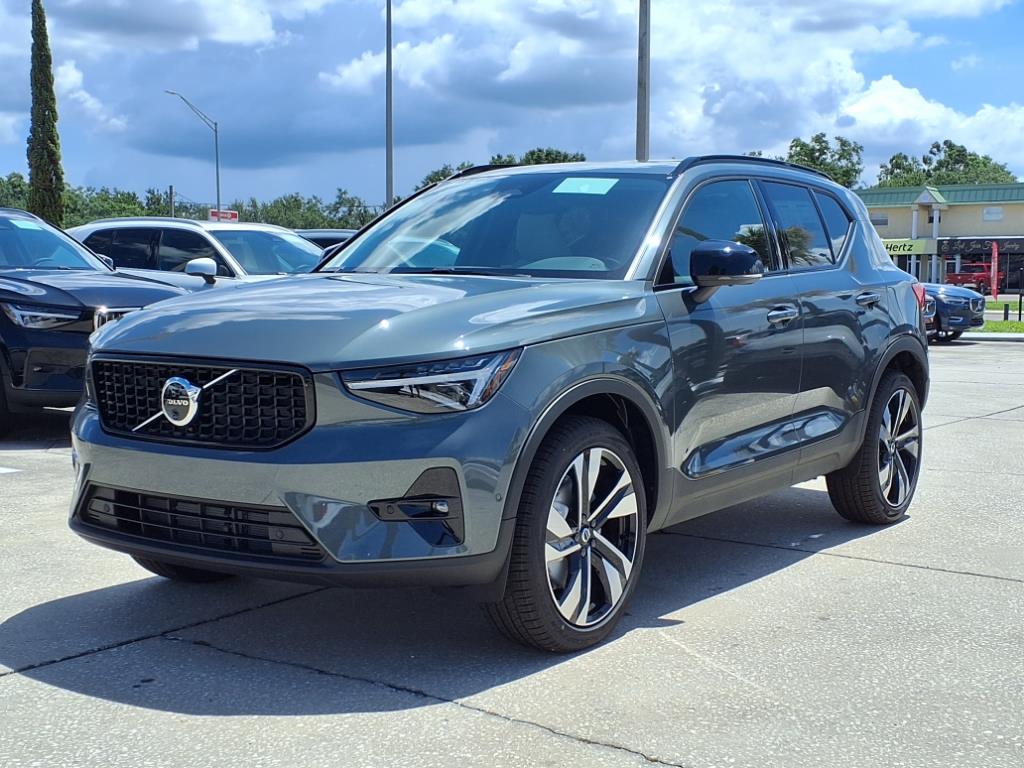2026 Volvo XC40 Plus photo 3
