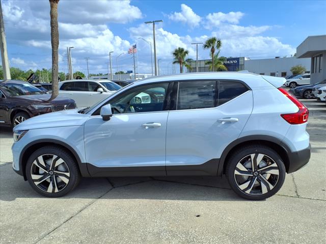 2025 Volvo XC40 photo 4