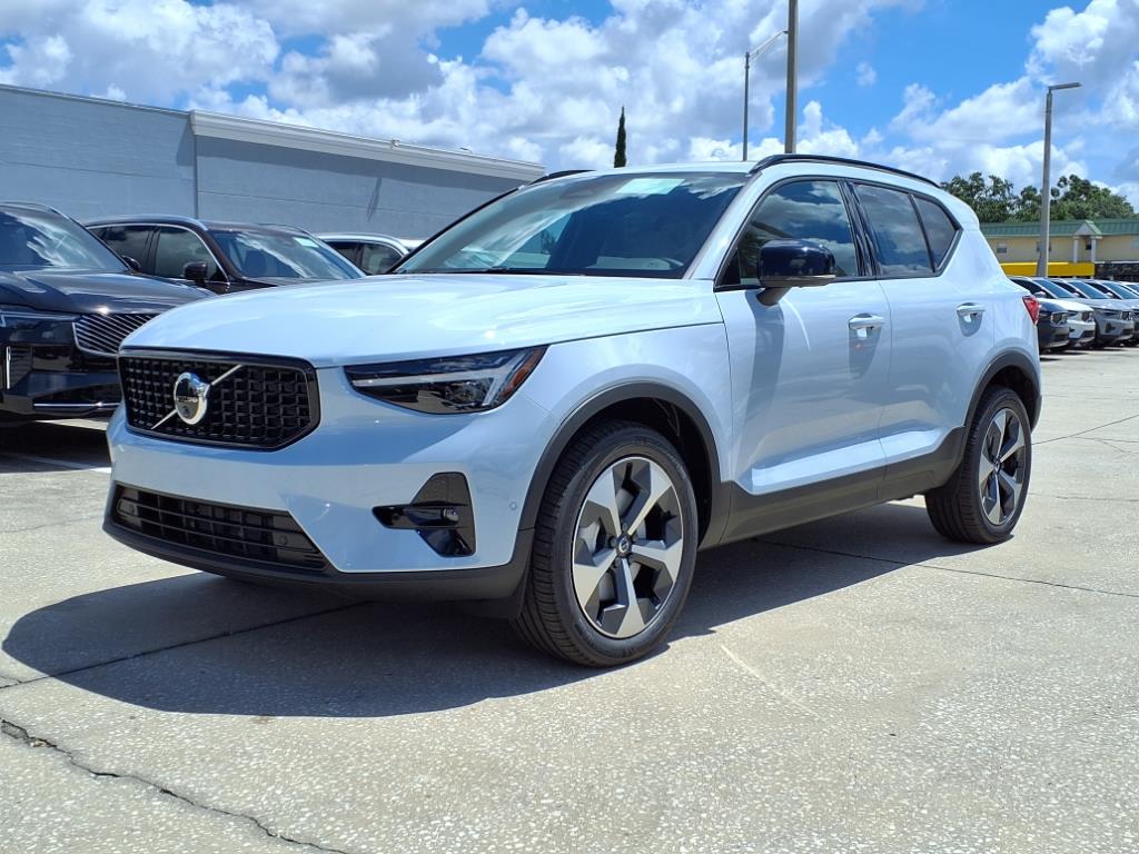 2026 Volvo XC40 Plus photo 3