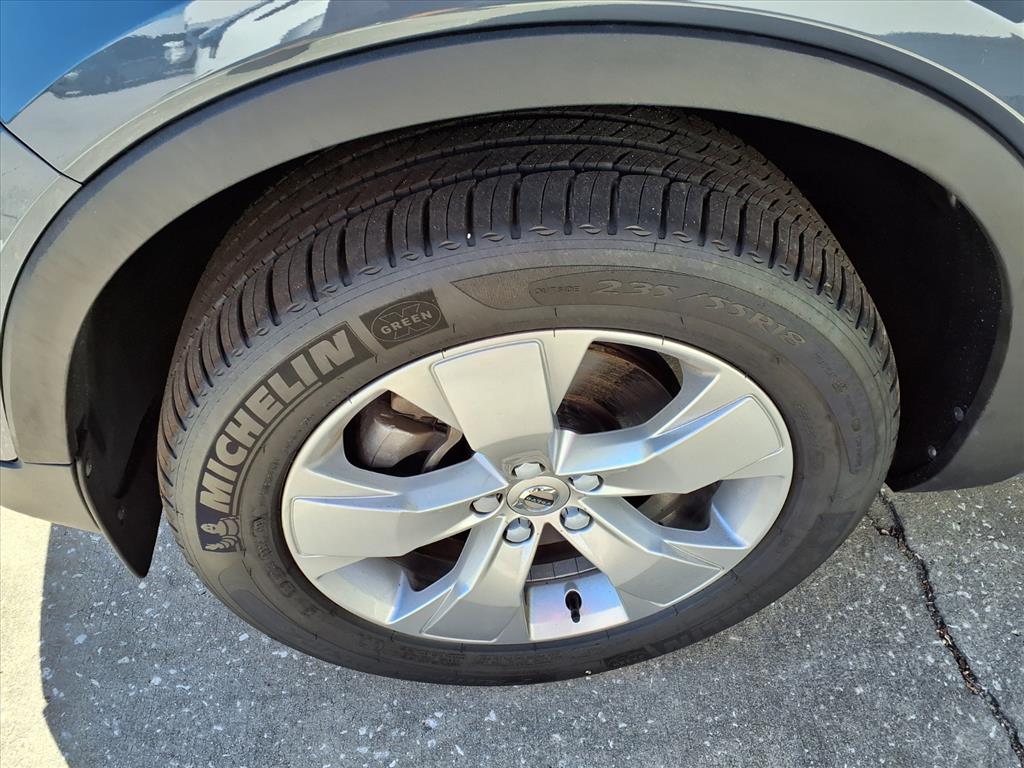 2021 Volvo XC40 Momentum photo 2