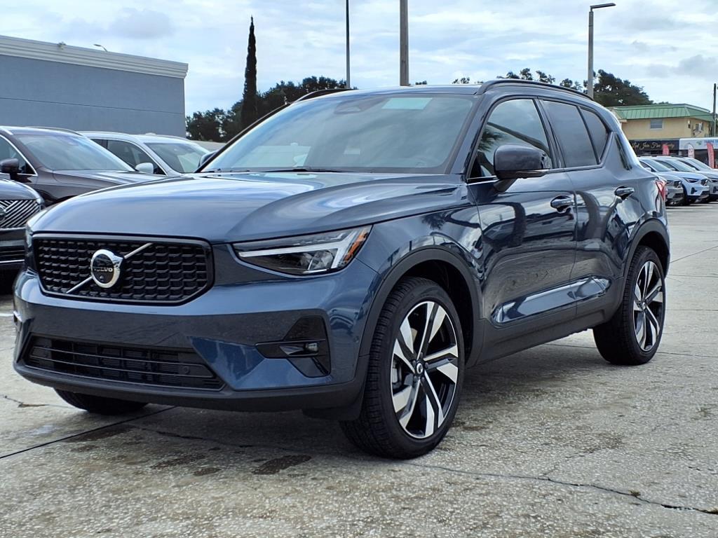 2026 Volvo XC40 Plus photo 2