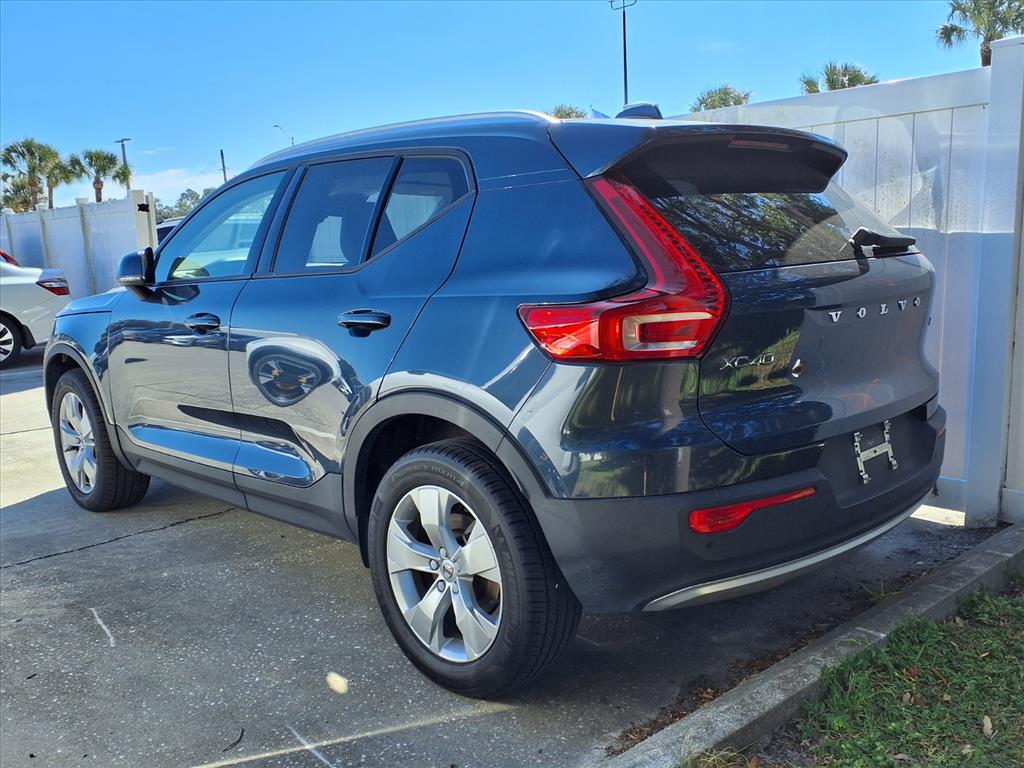 2021 Volvo XC40 Momentum photo 3