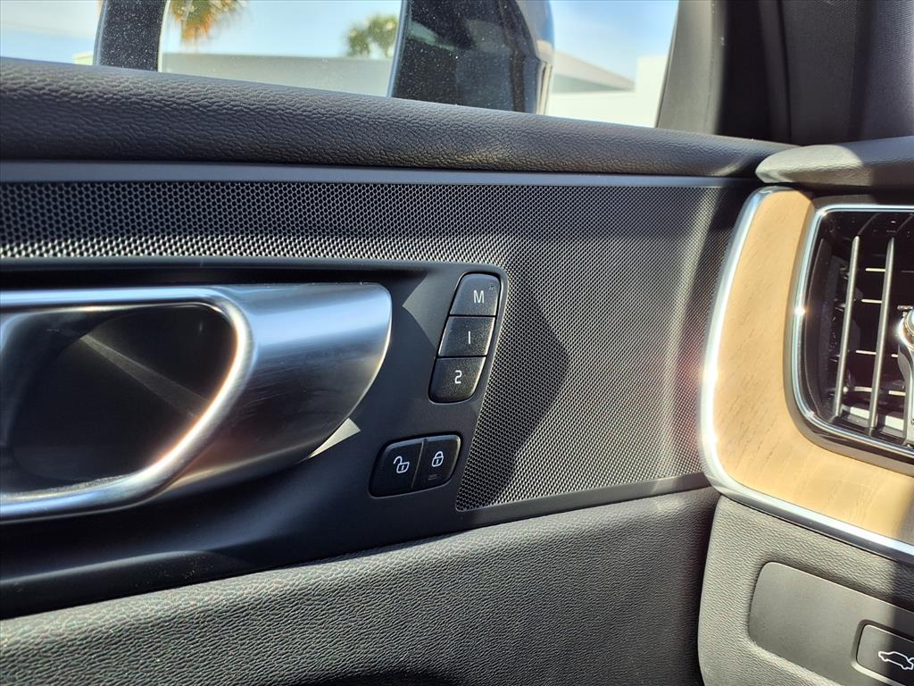 2026 Volvo XC60 Plus - Photo 18