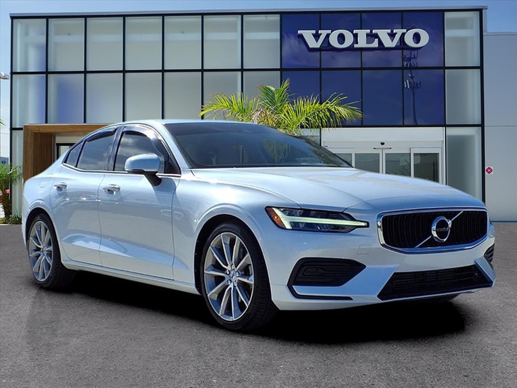 2020 Volvo S60 Momentum's photo