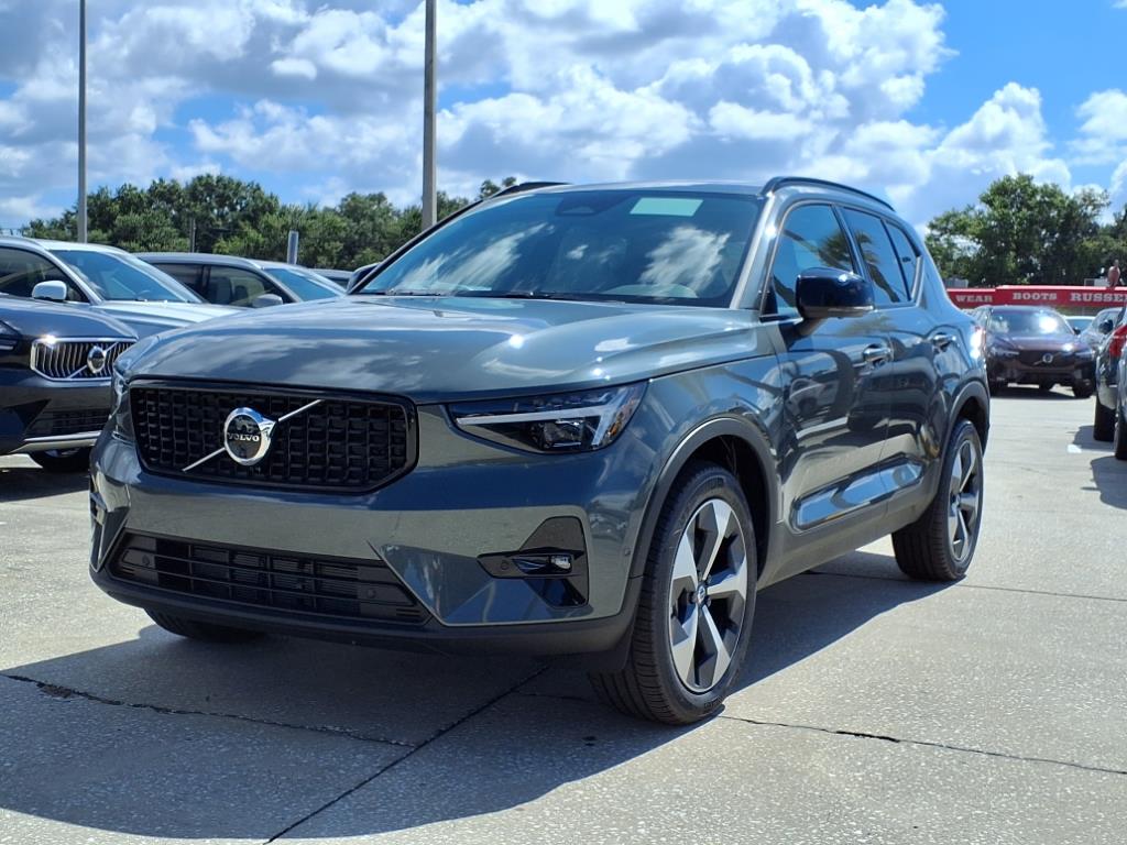 2026 Volvo XC40 Plus photo 3