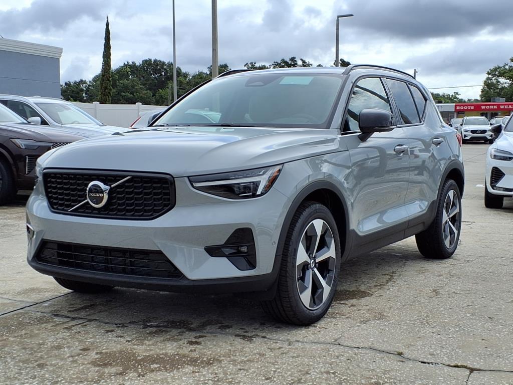 2026 Volvo XC40 Plus photo 2