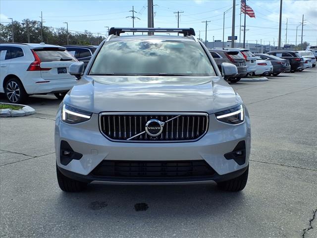 2025 Volvo XC40 photo 2