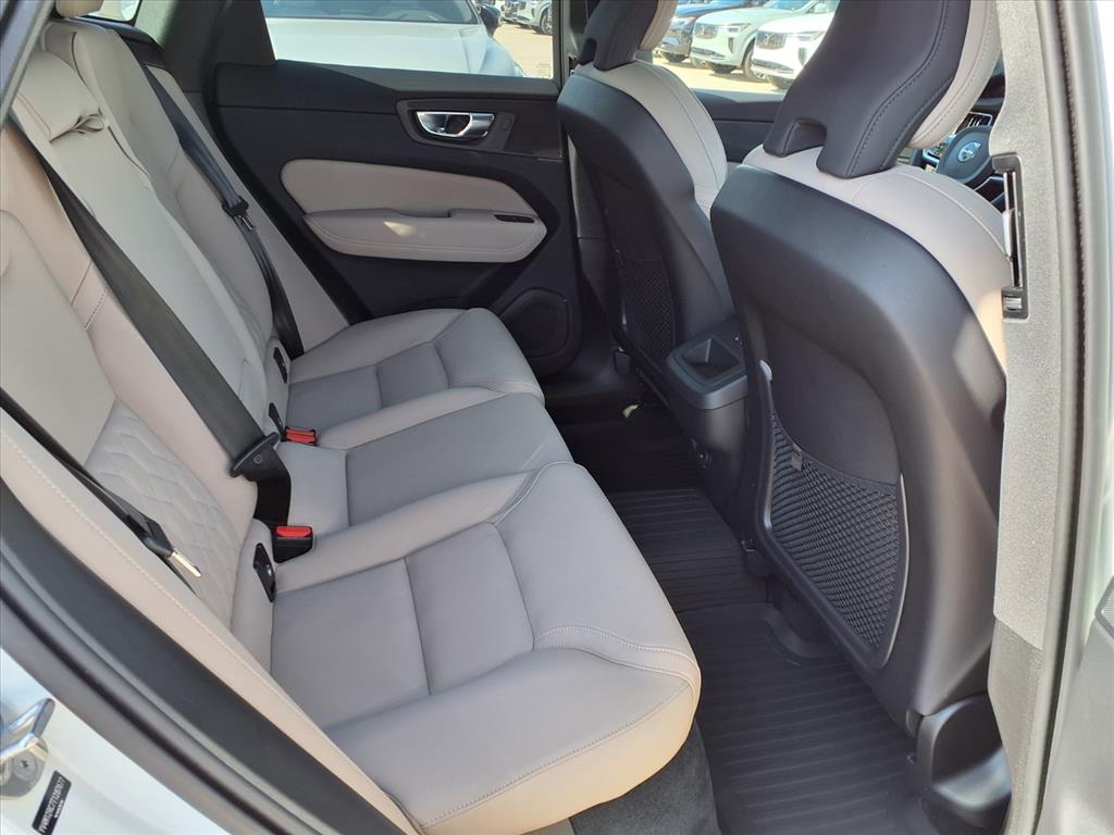 2026 Volvo XC60 Plus - Photo 10