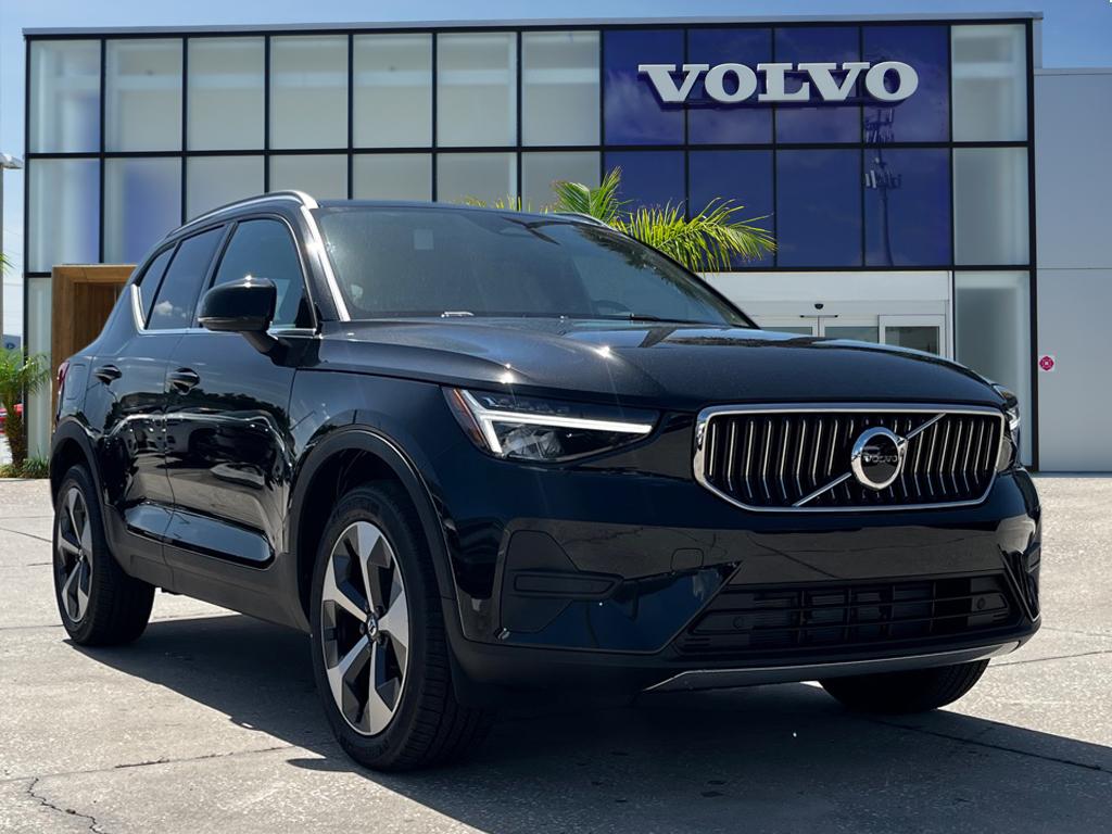 2025 Volvo XC40 Core's photo