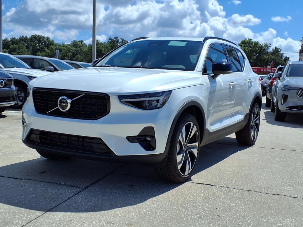 2026 Volvo XC40 Plus photo 3