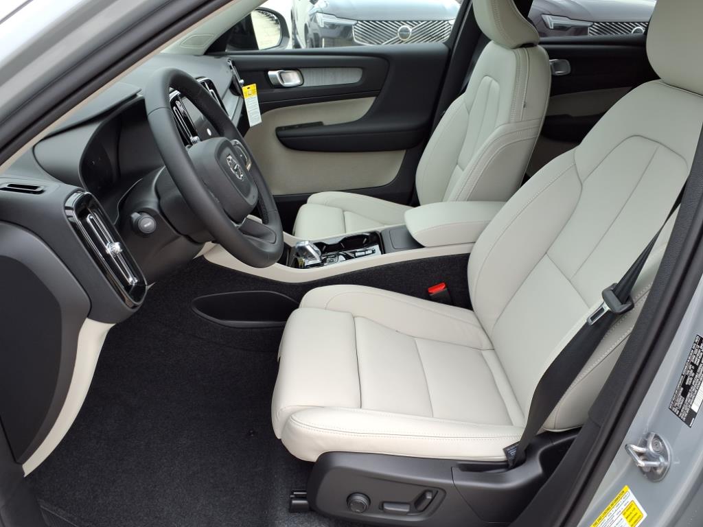 2026 Volvo XC40 Plus - Photo 13