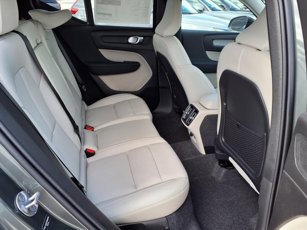 2026 Volvo XC40 Plus - Photo 10