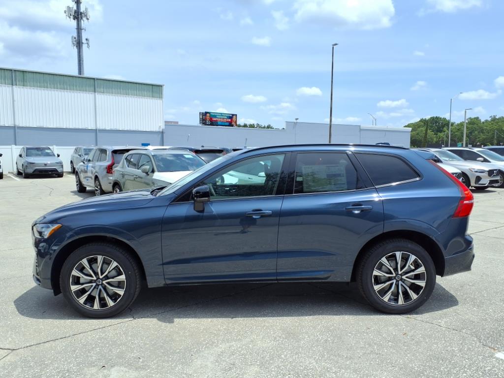 2025 Volvo XC60 B5 Core photo 4