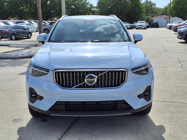2025 Volvo XC40 photo 2
