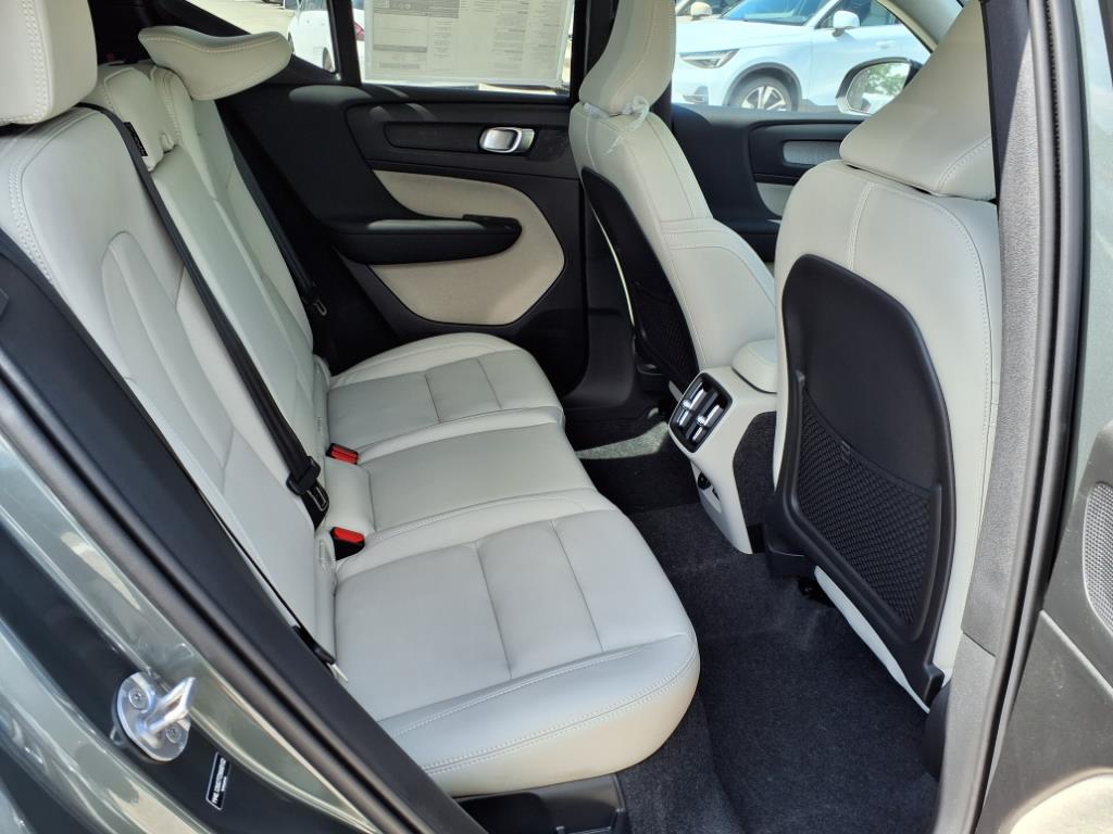 2026 Volvo XC40 Plus - Photo 10