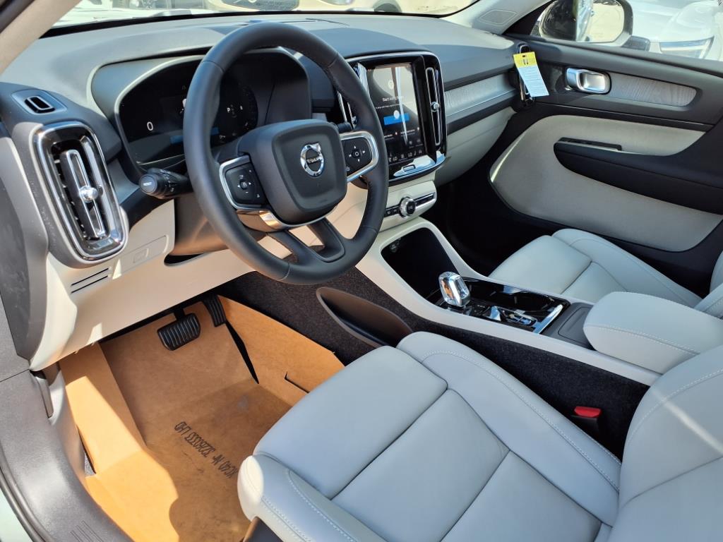 2026 Volvo XC40 Plus - Photo 12