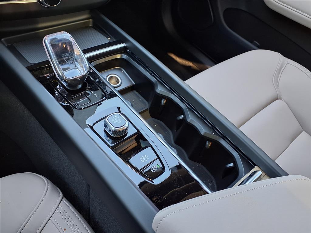 2026 Volvo XC60 Plus - Photo 14