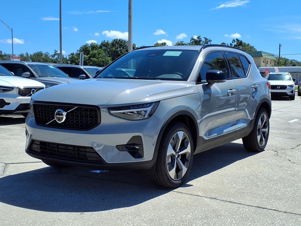 2026 Volvo XC40 Plus photo 2