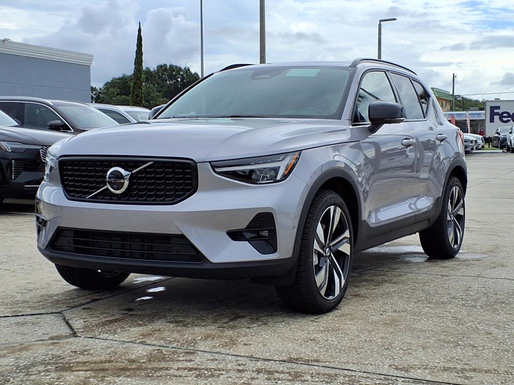 2026 Volvo XC40 Plus photo 2