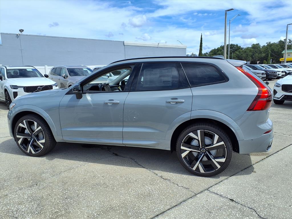 2026 Volvo XC60 B5 photo 4