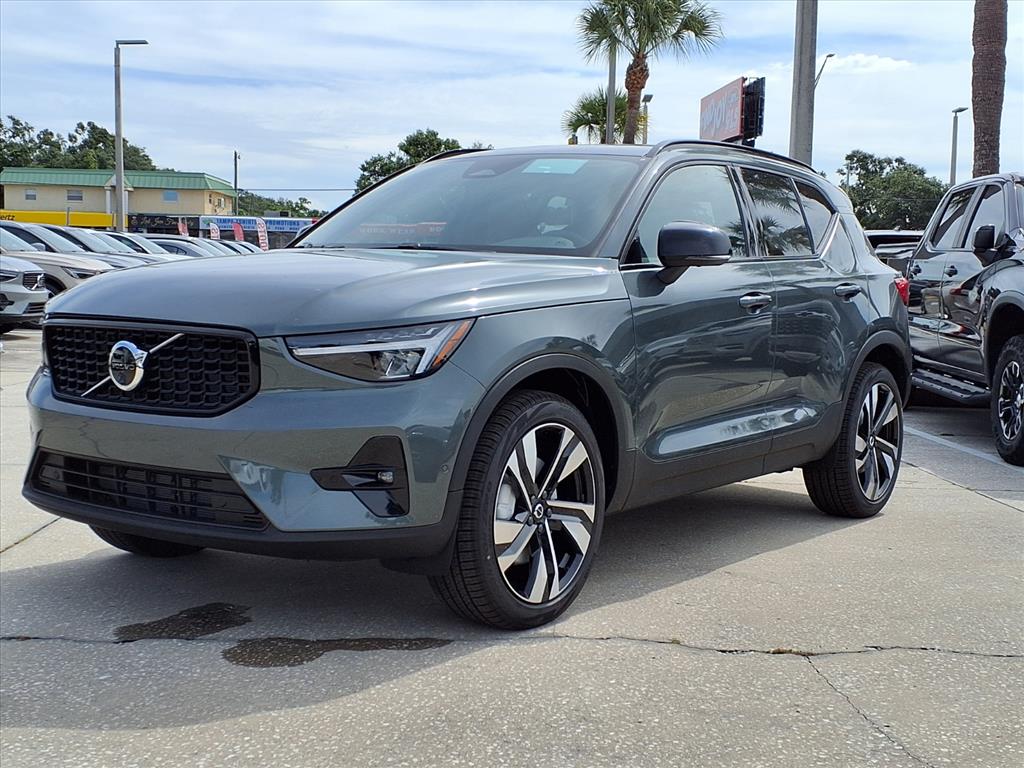 2026 Volvo XC40 Plus photo 2