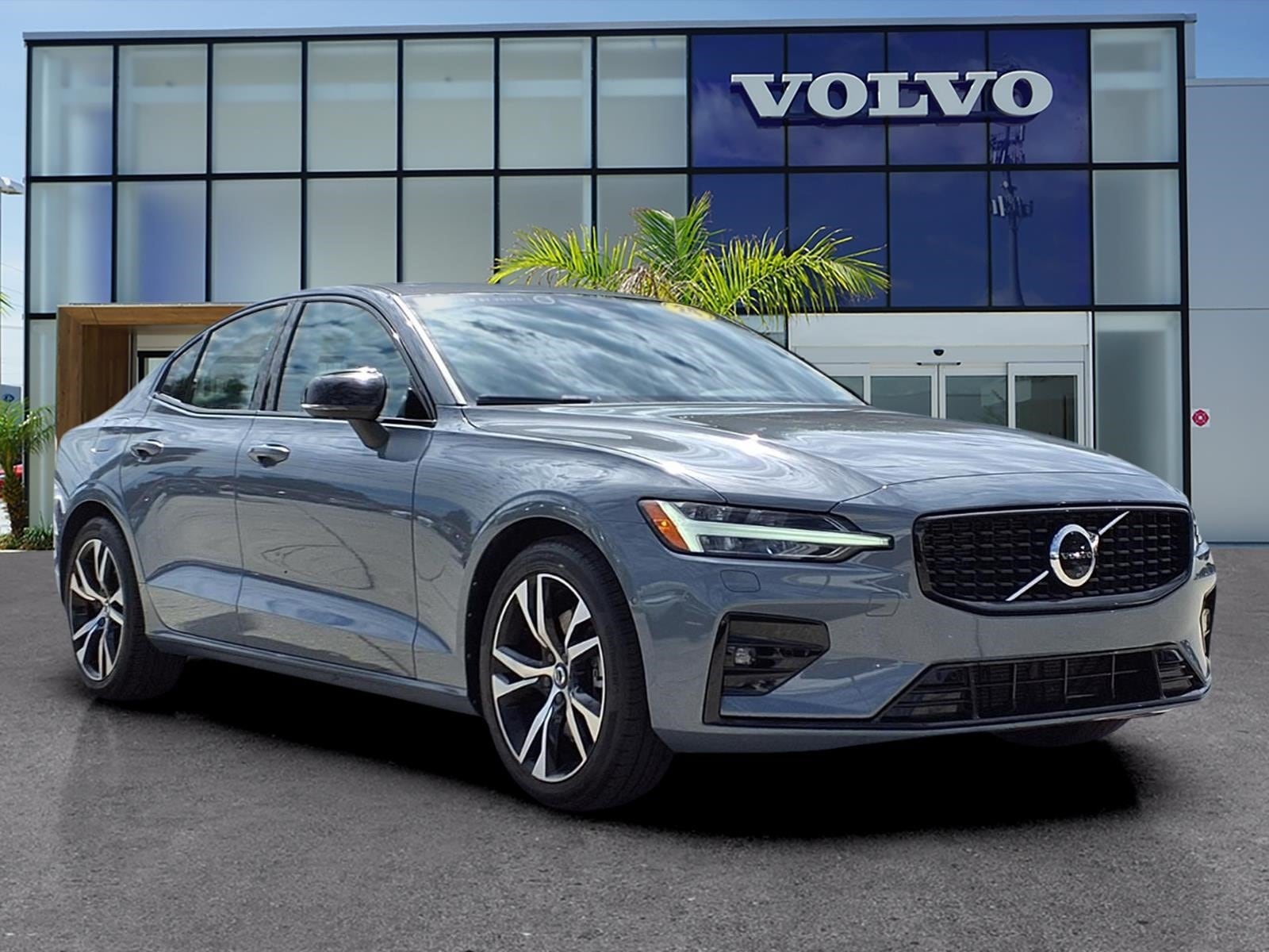 2024 Volvo S60 B5 Plus Dark Theme FWD