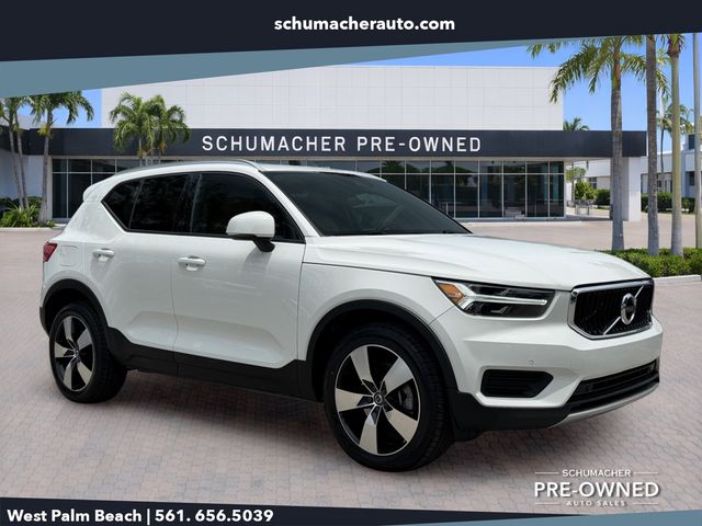 2020 Volvo XC40 T4 Momentum's photo