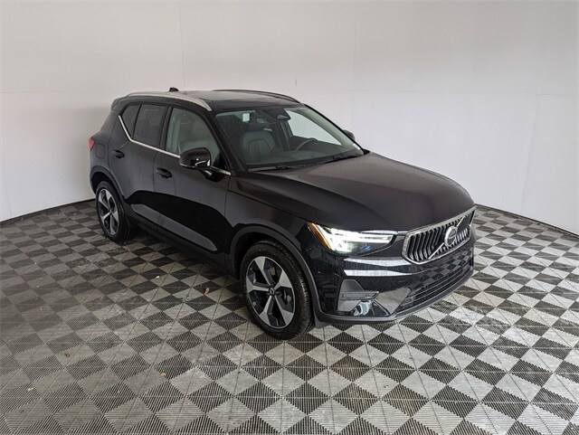 2025 Volvo XC40 Core photo 2