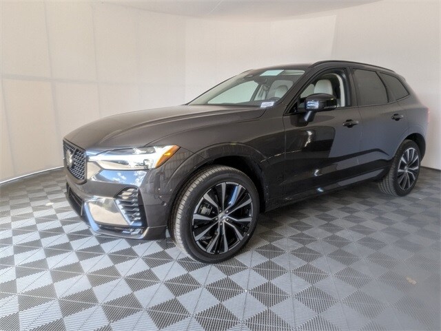 2025 Volvo XC60 B5 Plus photo 4