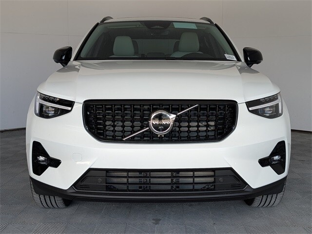 2026 Volvo XC40 Plus photo 2