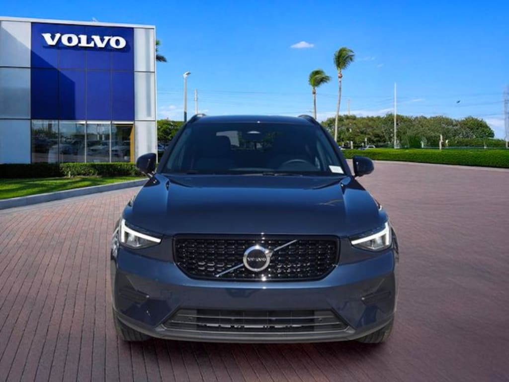 New 2026 Volvo XC40 B5 Core SUV